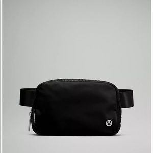 Lululemon everywhere belt Bag black